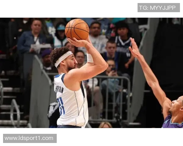 克莱状态低迷仅得3分5板三分球命中率惨淡表现令人失望 克莱状态低迷仅得3分5板三分球命中率惨淡表现令人失望