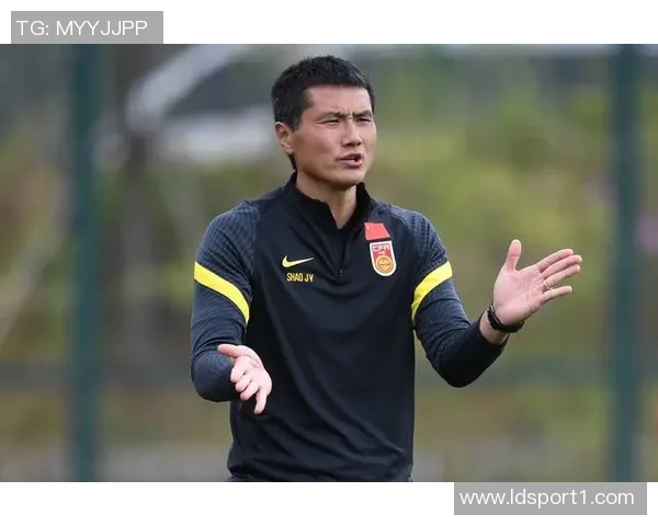 国足专注体能训练邵佳一持续考察队员状态与表现