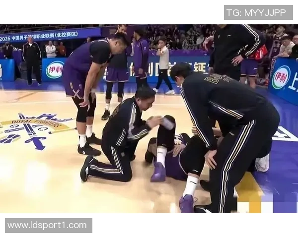 沈梓捷复出后再次崴脚记者称脚踝问题不严重未去医院检查 沈梓捷复出后再次崴脚记者称脚踝问题不严重未去医院检查