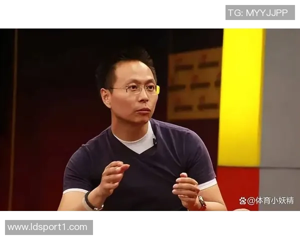 詹俊现场解说曼城对阵利物浦社媒晒照展现紧张氛围与激情时刻