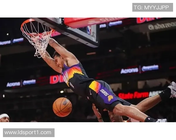 布克第三节狂砍16分全场31分4板3助伤退末节遗憾未能继续拼搏