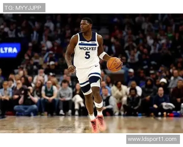 爱德华兹神勇表现助球队获胜砍下30分8板5助3断1帽展现全能实力 爱德华兹神勇表现助球队获胜砍下30分8板5助3断1帽展现全能实力